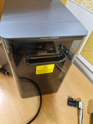 Cafetera de cápsulas Cecotec compacta