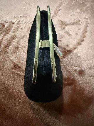 Bolso de fiesta adamascado negro con cadena