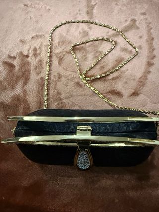 Bolso de fiesta adamascado negro con cadena
