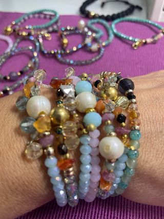 Pulseras de fantasía doradas y multicolor
