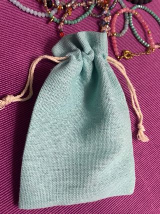 Pulseras de fantasía doradas y multicolor