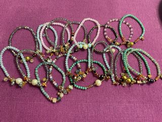 Pulseras de fantasía doradas y multicolor