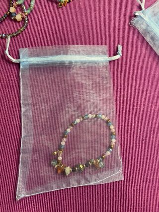 Pulseras de fantasía doradas y multicolor