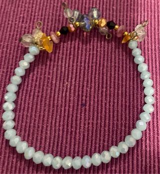 Pulseras de fantasía doradas y multicolor