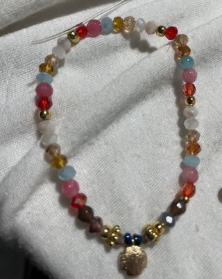 Pulseras de fantasía doradas y multicolor