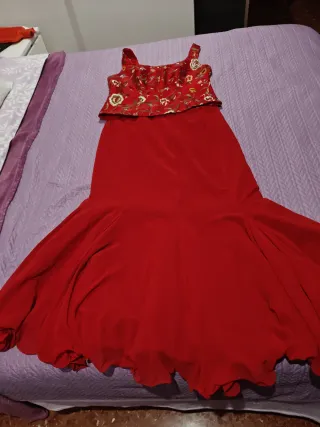 Vestido de fiesta rojo con falda y corpiño