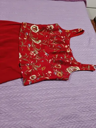 Vestido de fiesta rojo con falda y corpiño