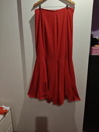 Vestido de fiesta rojo con falda y corpiño