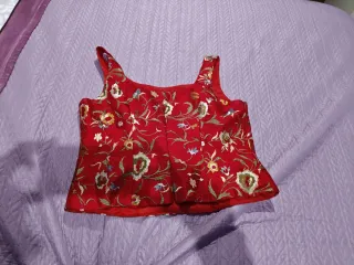 Vestido de fiesta rojo con falda y corpiño