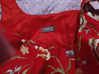 Vestido de fiesta rojo con falda y corpiño