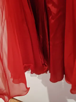 Vestido de fiesta rojo con falda y corpiño