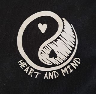 Camiseta Negra Corazón y Mente