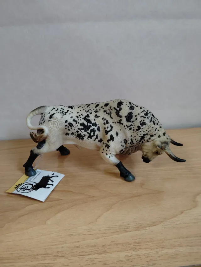 Toro Bravo Ensabanado.DQB Embistiendo.