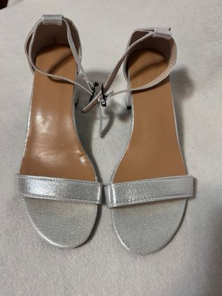 Sandalias elegantes plateadas
