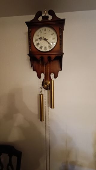 Reloj de pared antiguo de madera