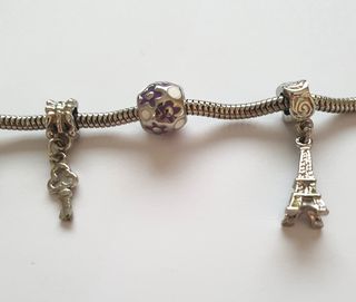 Braccialetto con 4 charmes e due fermi in acciaio