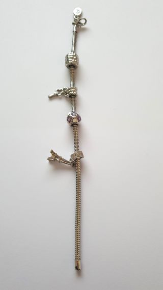 Braccialetto con 4 charmes e due fermi in acciaio