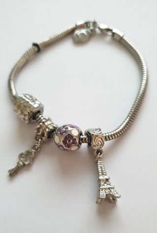 Braccialetto con 4 charmes e due fermi in acciaio