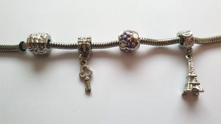 Braccialetto con 4 charmes e due fermi in acciaio