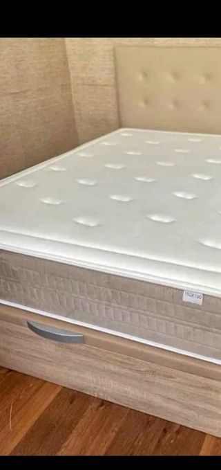 Canapé de madera con cajones