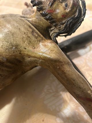 Gran talla de Cristo de madera policromada.