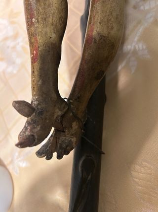 Gran talla de Cristo de madera policromada.