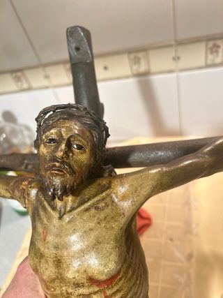 Gran talla de Cristo de madera policromada.