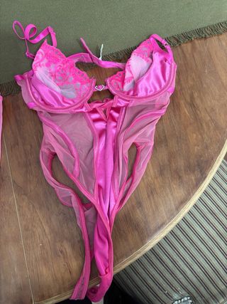 Body lencería rosa con encaje