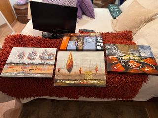 Set di quadri, moquette e TV