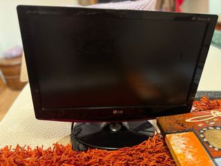 Set di quadri, moquette e TV