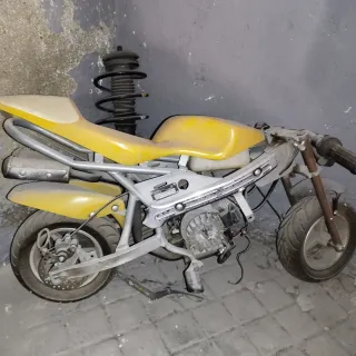 Mínimoto amarilla con escape central