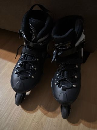 Patines en línea negros y blancos
