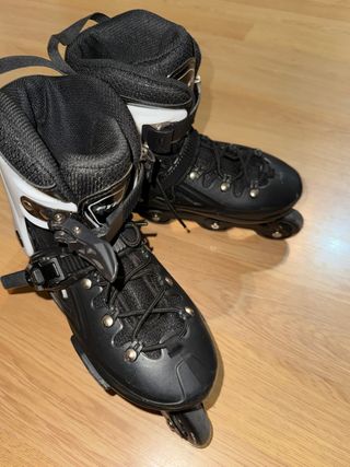 Patines en línea negros y blancos