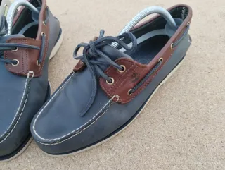 Scarpe uomo Timberland blu e marroni.