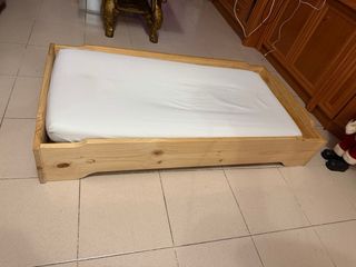 Cama y colchón infantil madera