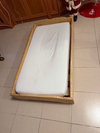 Cama y colchón infantil madera