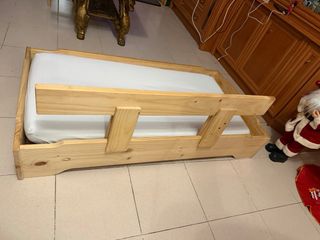 Cama y colchón infantil madera