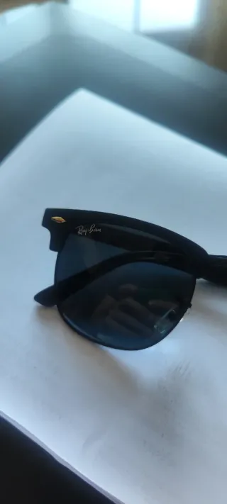 Gafas de sol Ray-Ban negras con cristal roto