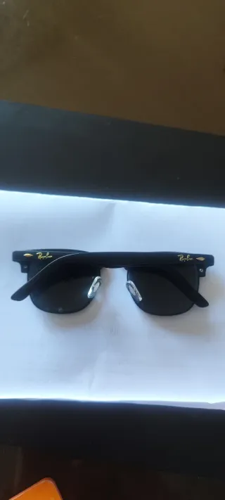 Gafas de sol Ray-Ban negras con cristal roto