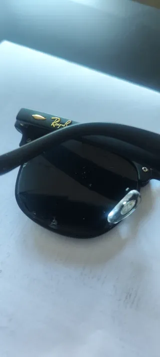 Gafas de sol Ray-Ban negras con cristal roto