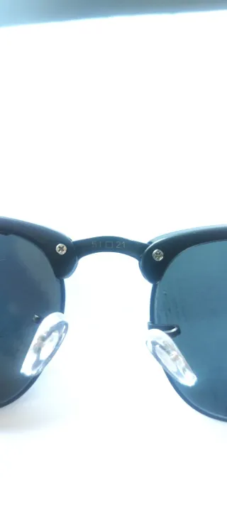 Gafas de sol Ray-Ban negras con cristal roto