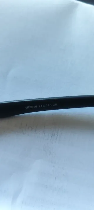 Gafas de sol Ray-Ban negras con cristal roto