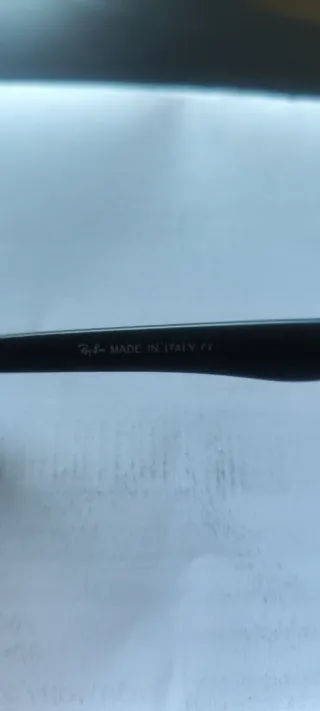 Gafas de sol Ray-Ban negras con cristal roto