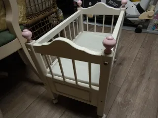 Cuna de madera para muñecas