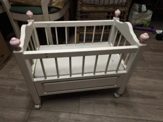 Cuna de madera para muñecas