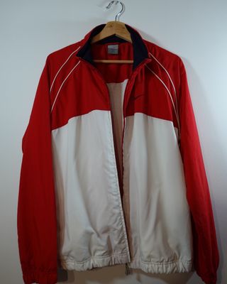Chaqueta Nike Sportswear Street Roja y Blanca