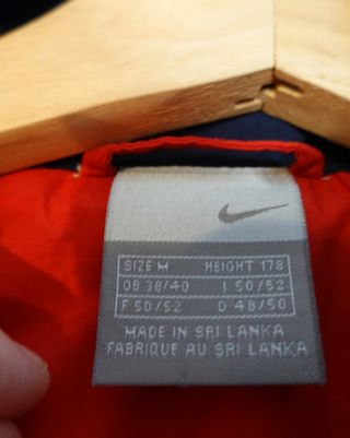 Chaqueta Nike Sportswear Street Roja y Blanca