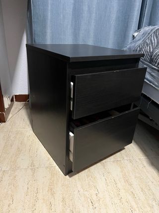 Mesita de noche negra con 2 cajones