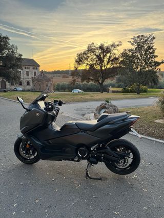 YAMAHA T-MAX 560 2025