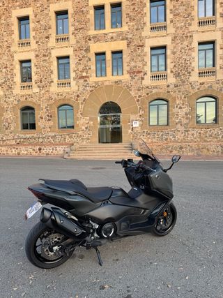 YAMAHA T-MAX 560 2025